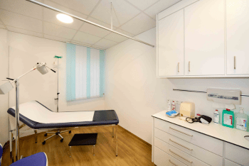 Behandlungsraum: Physikalische Therapie der Praxis Dr. Zeitner